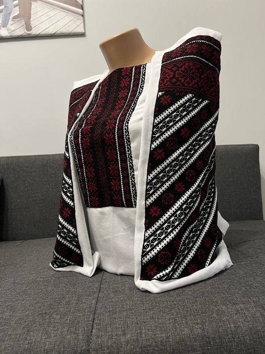 Жіноча борщівська вишиванка