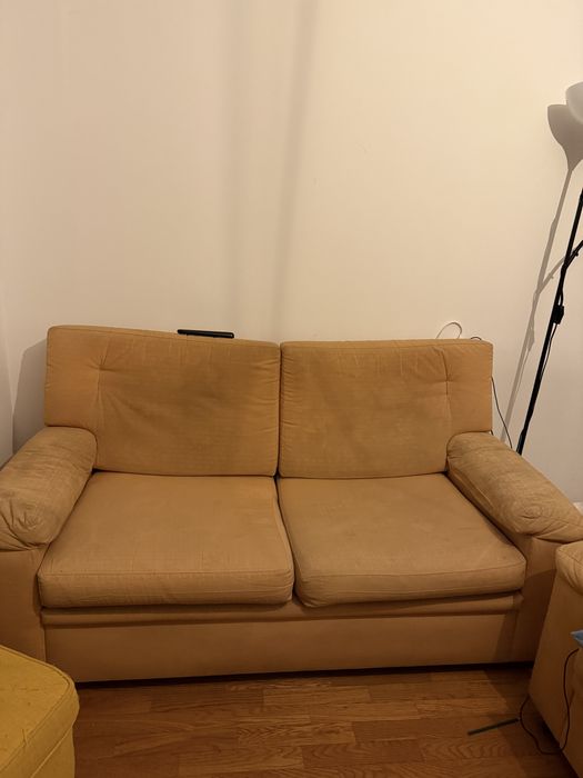 Deois sofas de dois lugares