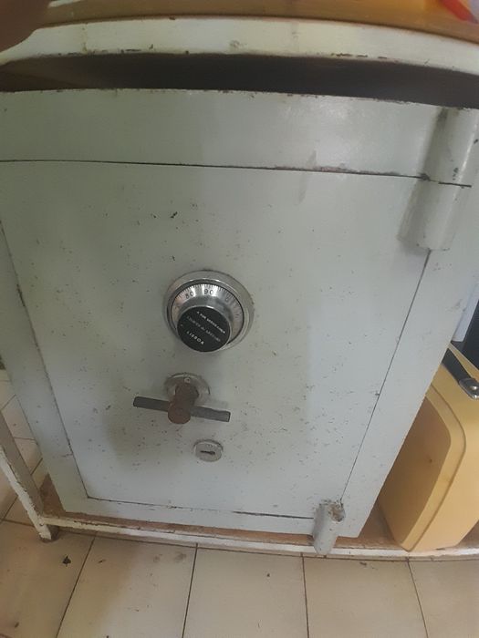 Vendo 2 cofres em aco macico blindados 100€ cada