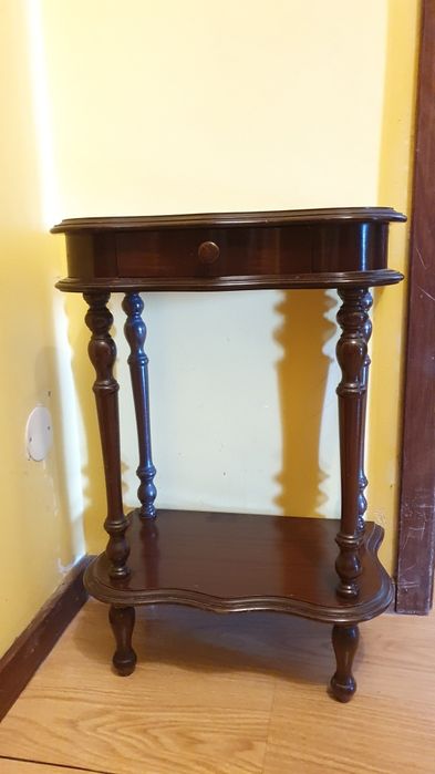 Mesa pequena de entrada em madeira