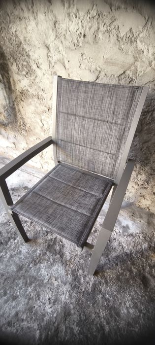 Cadeira cinzenta exterior