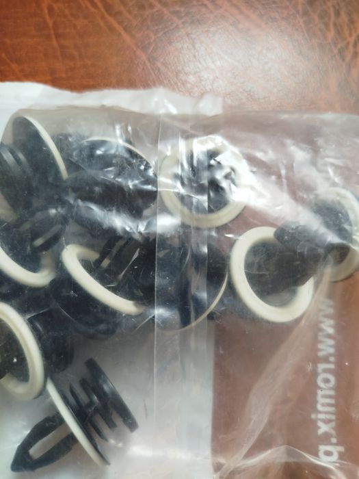 Spinki do tapicerki 10 sztuk nowe zapakowane do samochodu. C 50468.
