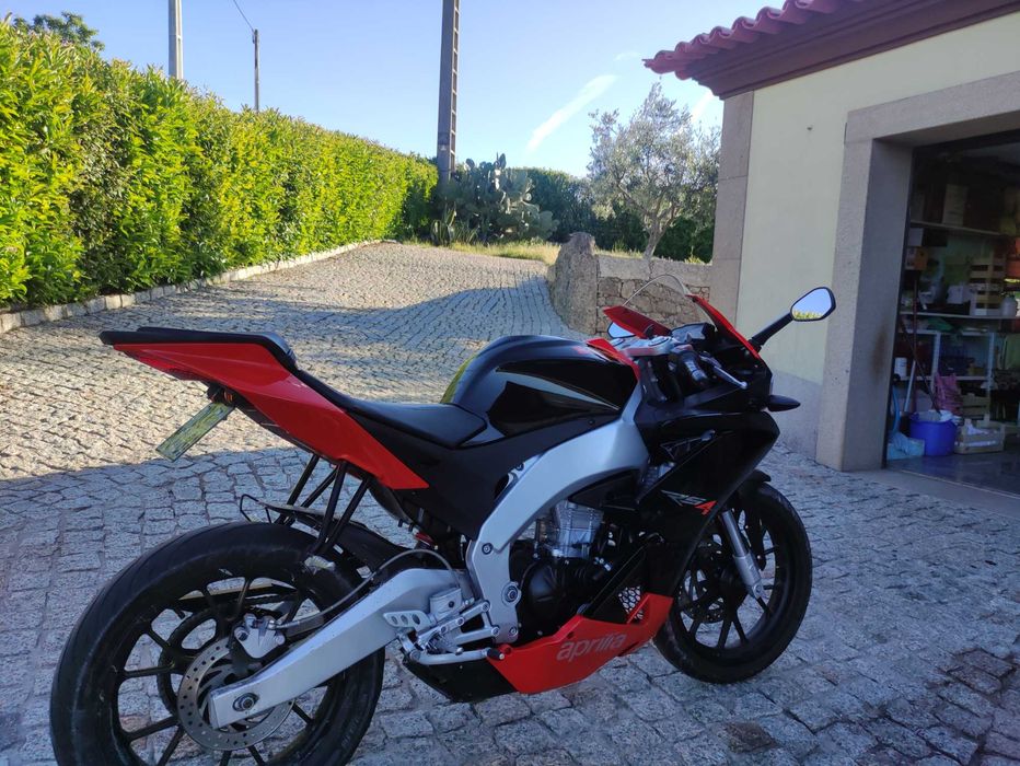 Aprilia RS4 125 (2011) – Edição Réplica MotoGP / Alitalia Racing Team