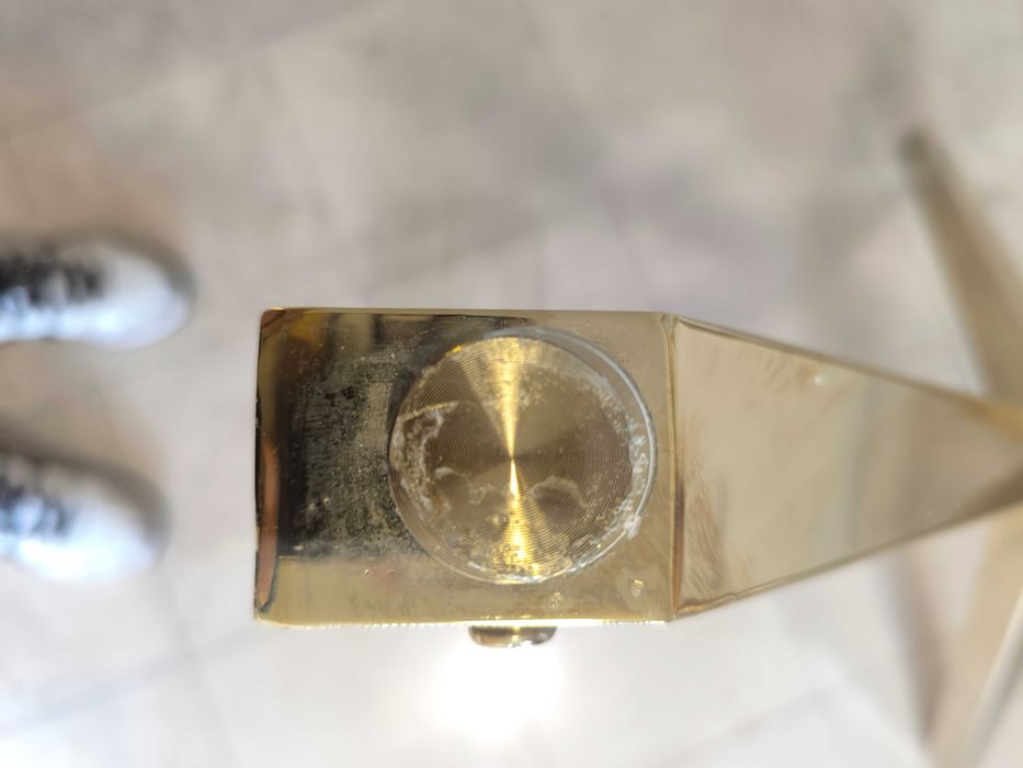 Mesa redonda com tampo em vidro