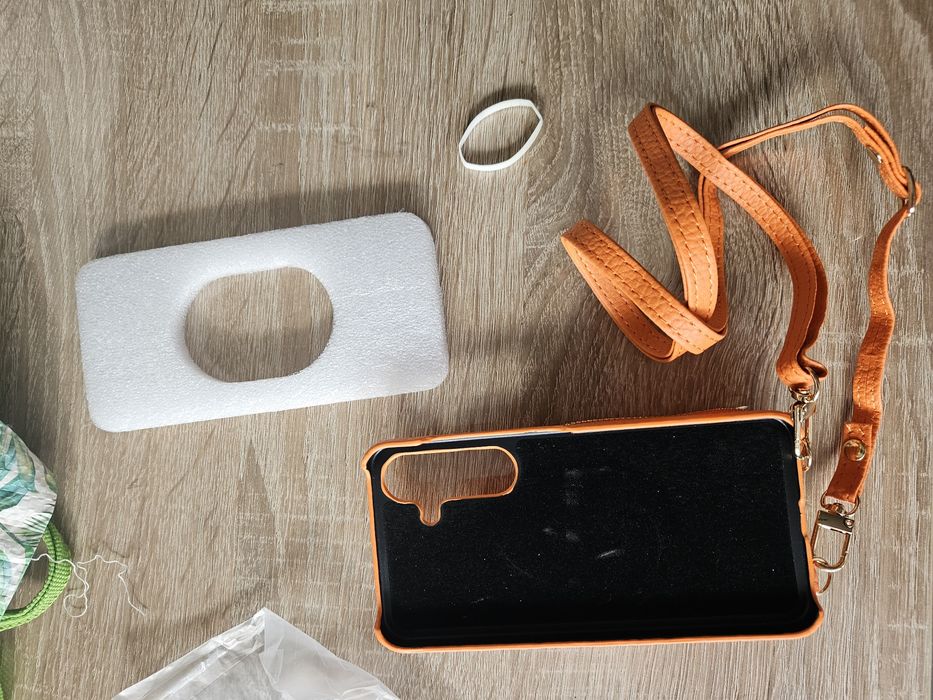 Nowe etui  z Portfelem  i paskiem dla Samsung Galaxy S25