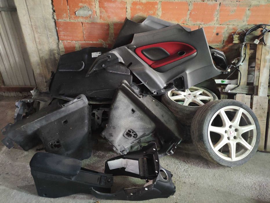 Vário material proveniente de um Honda Civic type r fn2