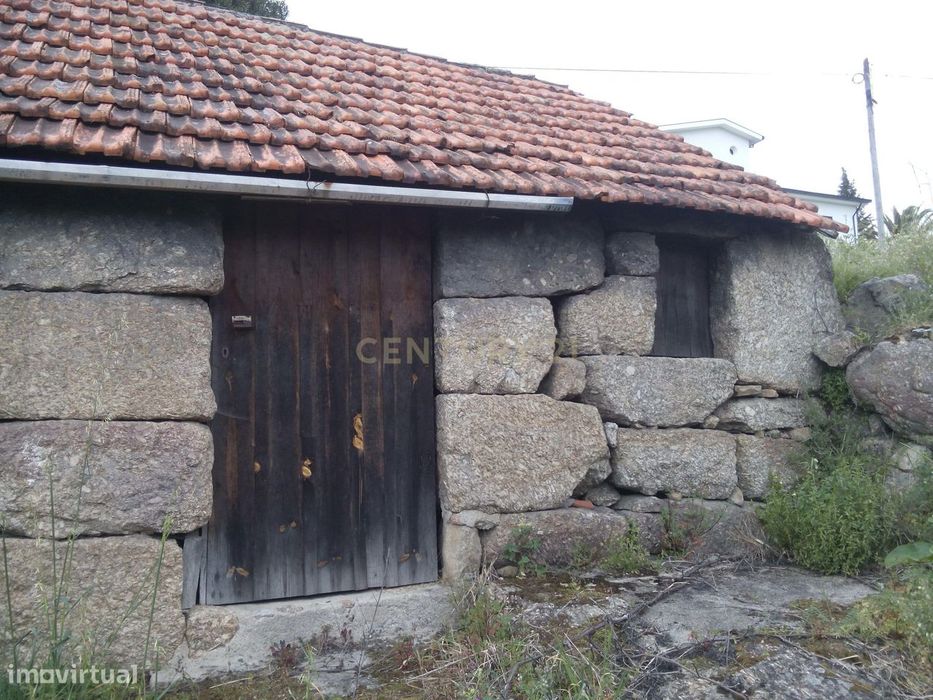 Moradias em ruína em Abragão