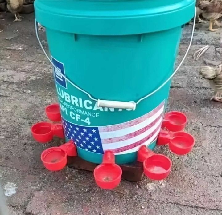 Поилка с каплеуловителем под круглую трубу 25 мм для птиц