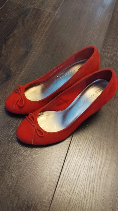 Czółenka na słupku w malinowym kolorze
