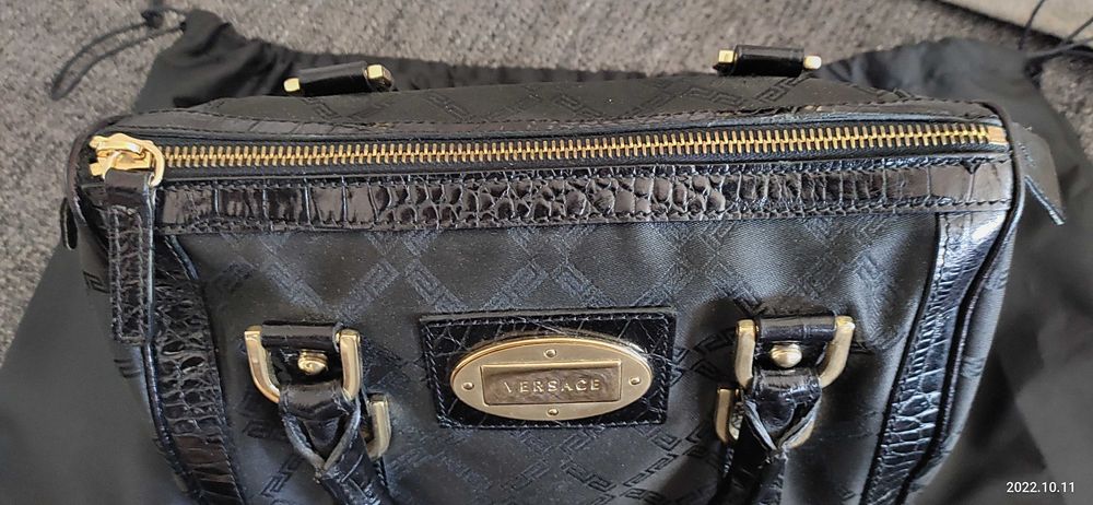 Orginalna  torebka -kuferek  Versace do reki .