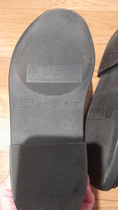 Botins pretos da marca Melissa