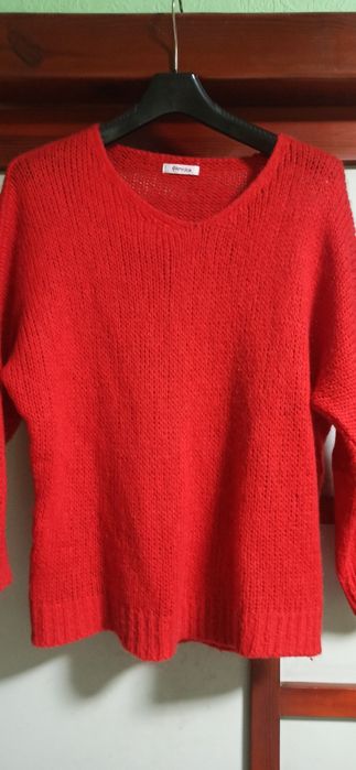 Червоний светрик з мохеру.