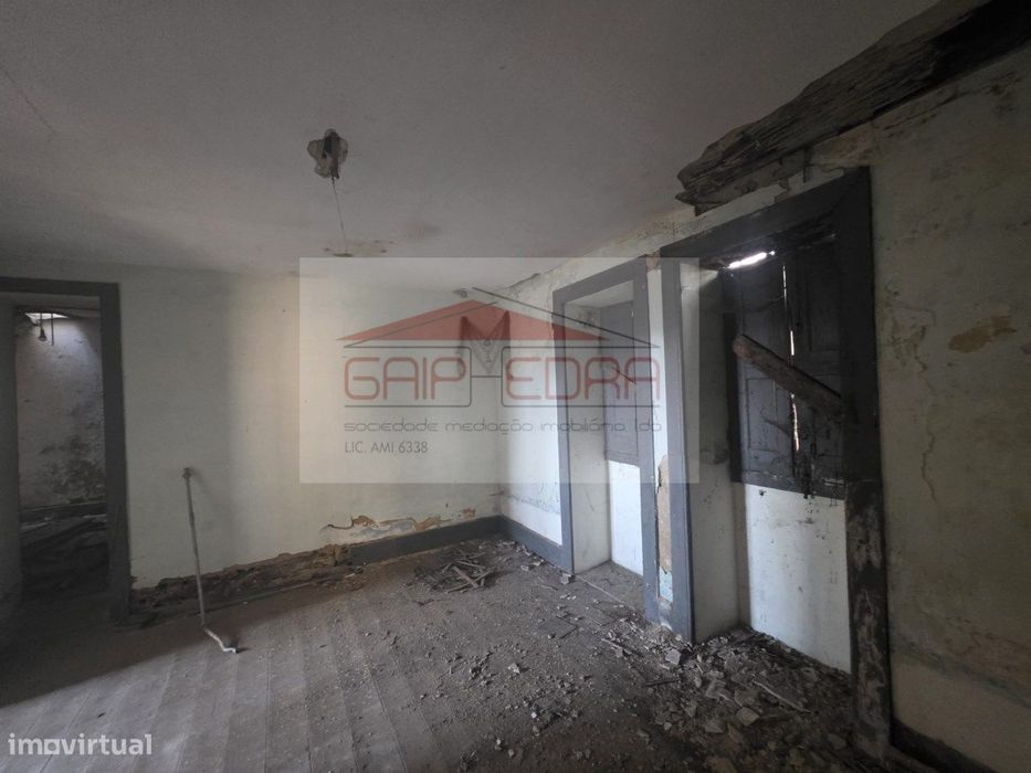 Moradia térrea com terreno 140 000 € em Esmoriz para restauro