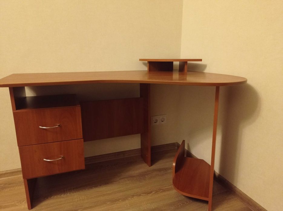 Письмовий стіл (комп`ютерний)