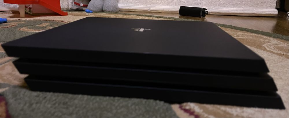 Play station 4 pro 1 Tb