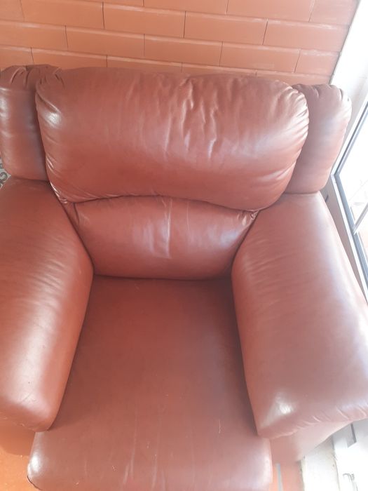Sofá castanho em pele