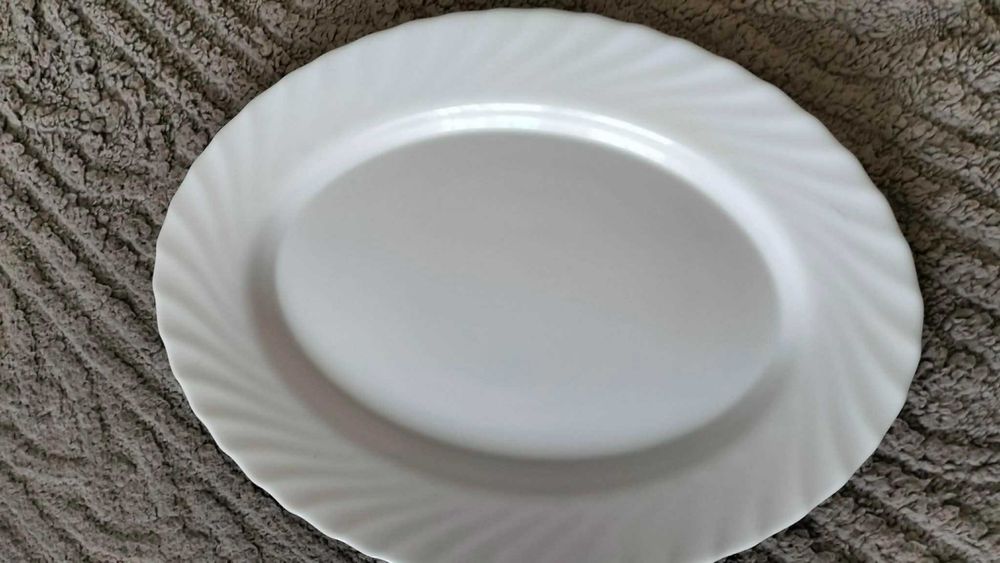 2 białe półmiski Arcopal dł 34,5 szer.26