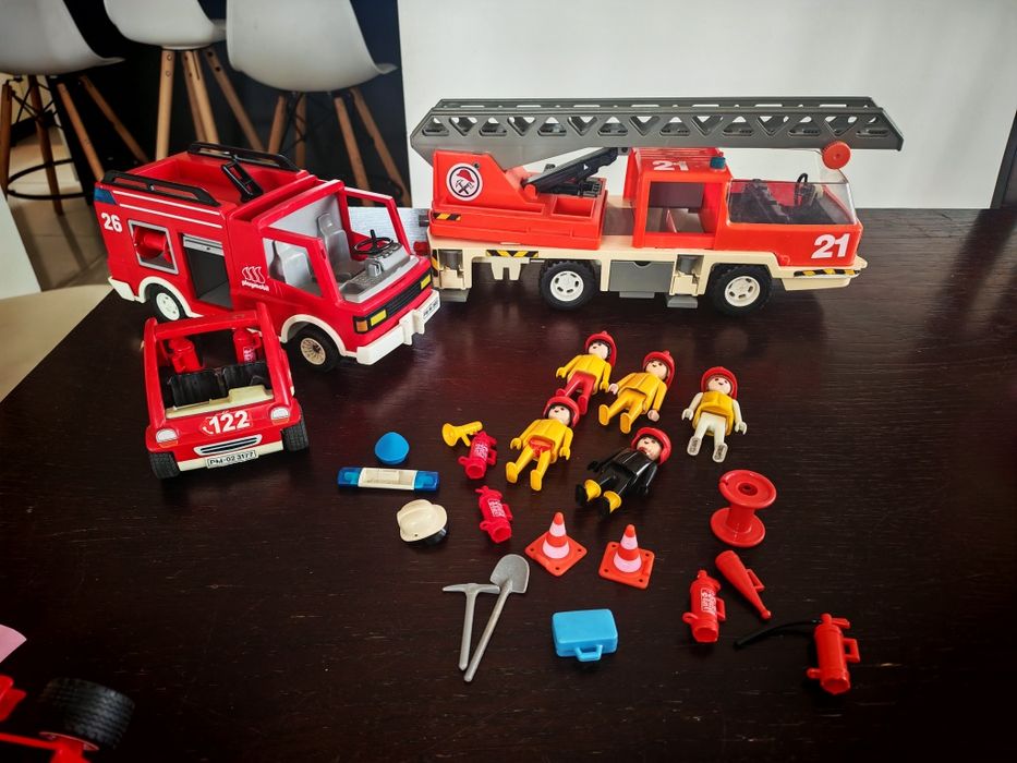 Playmobil duży wóz strażacki+ mniejsze wozy + ludziki