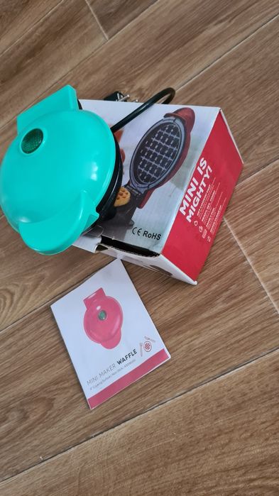 Мини вафельница как новая.