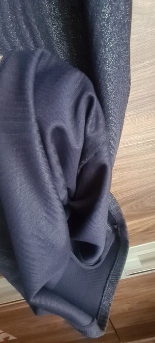 Sukienka granatowa błyszcząca na grubych ramiączkach