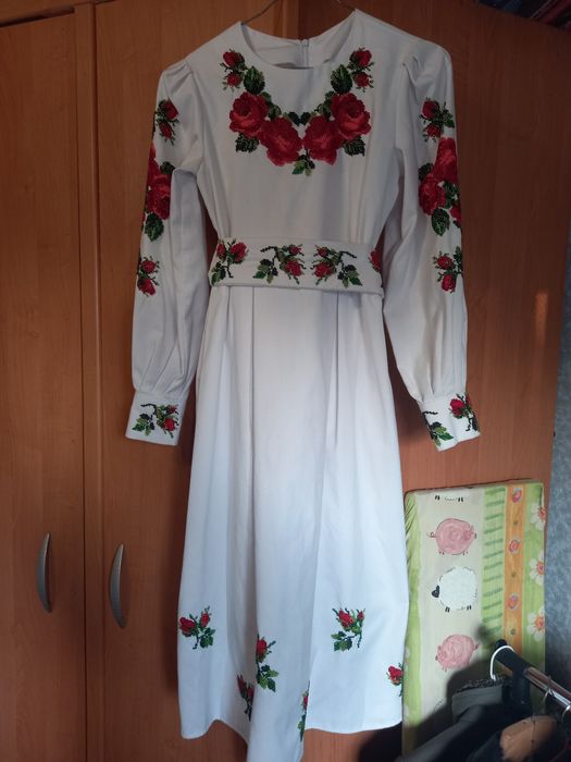 Продам вишите плаття на дівчинку