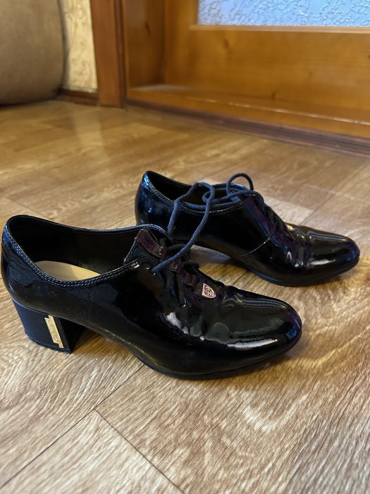 Лакові жіночі черевички