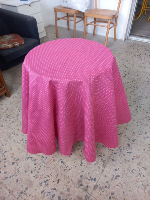 Toalha de mesa redonda rosa forte com bolinhas brancas em poliamida