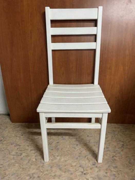 Стілець білий деревяний з твердою сідушкою
