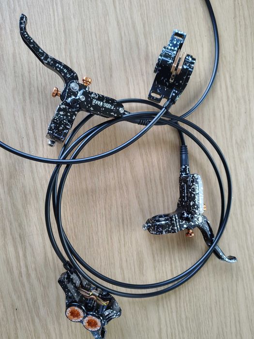 Nowe hamulce rowerowe hydrauliczne 4-tłoczkowe Frog Wake FV4 tył i przód