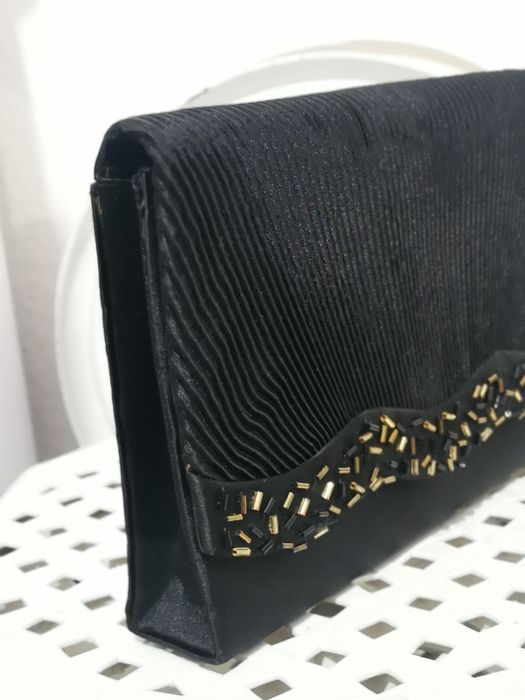 Mala pochette preta e dourada