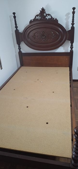 Cama de solteiro em madeira
