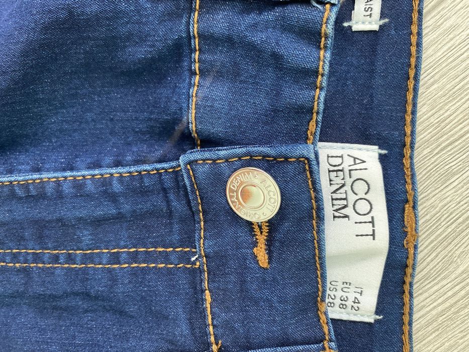 Джинси нові, з біркою, синього коліру. Куплені в Італії.