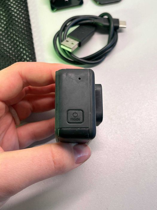 Екшн-камера GoPro Hero 7 Black із зарядною станцією.