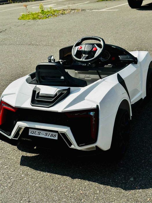 Дитячий електромобіль