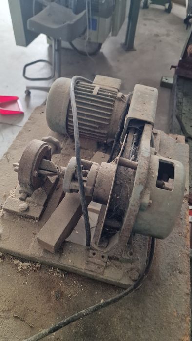 Maquina para fazer cavilhas e cortar