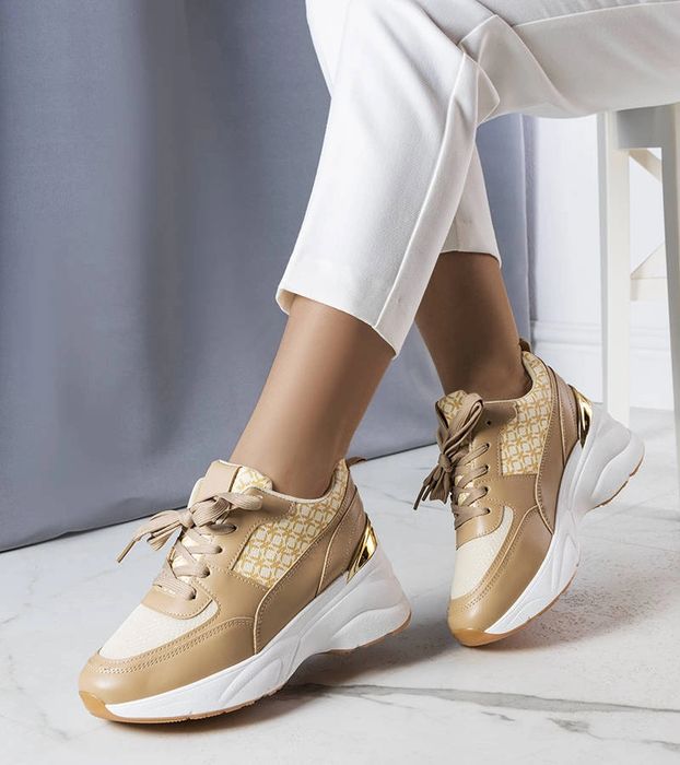 Beżowe sneakersy zdobione monogramem Lora