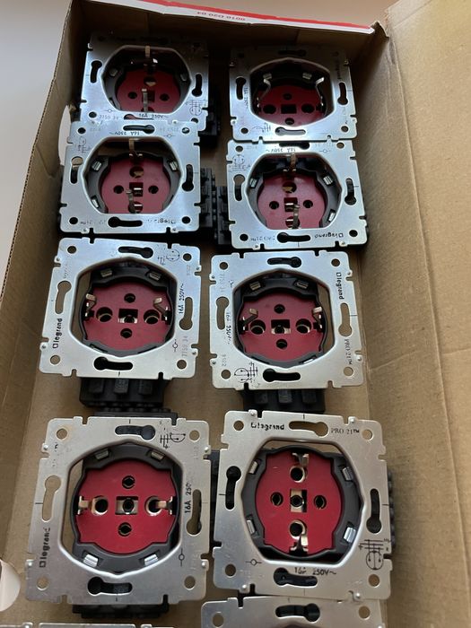 Legrand Galea - Tomada 2P+T c/ encravamento Vermelha