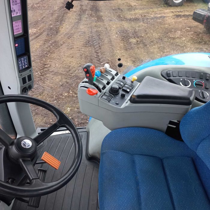 Продам трактор  New Holland Т8050