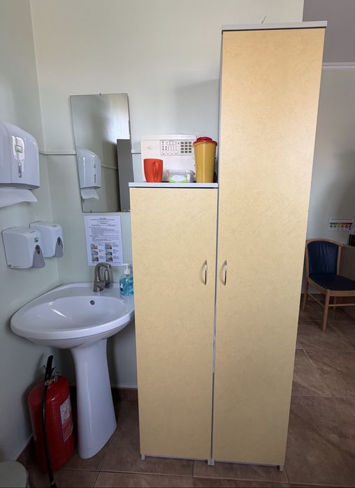 Меблі офісні з полицями.