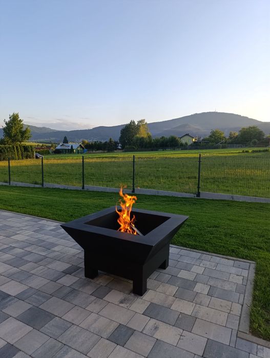Palenisko ogrodowe z regulowanym rusztem i pokrywą.