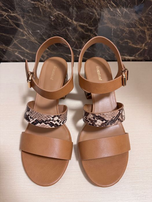 Босоніжки від бренду Graceland