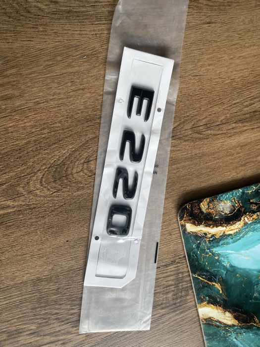 Czarny Emblemat Znaczek tył Mercedes E220 Czarny/Nowy!