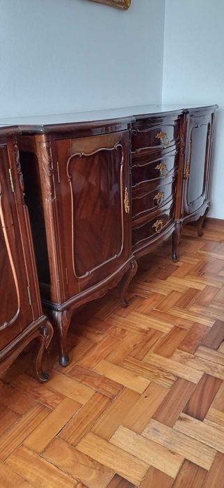 Mobília de sala em madeira polida