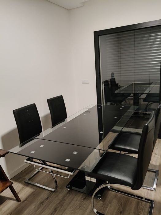 Conjunto de Mesa em Vidro + 4 Cadeiras em Pele — Design Moderno