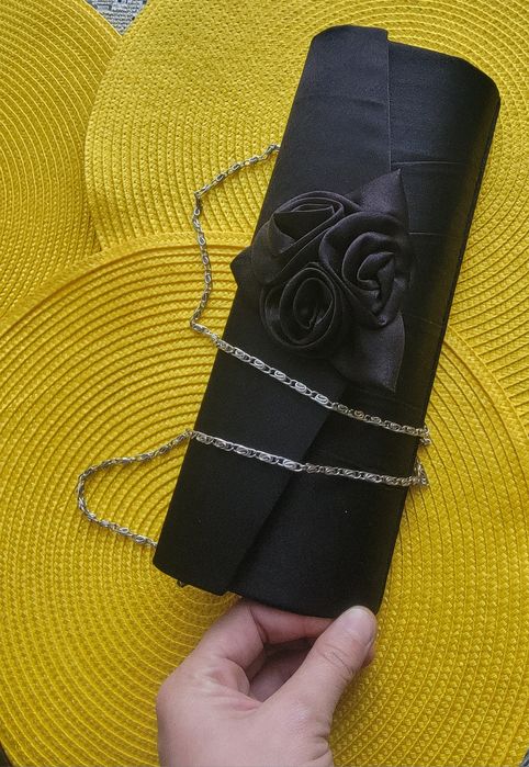 Czarna torebka wieczorowa satynowa kopertówka