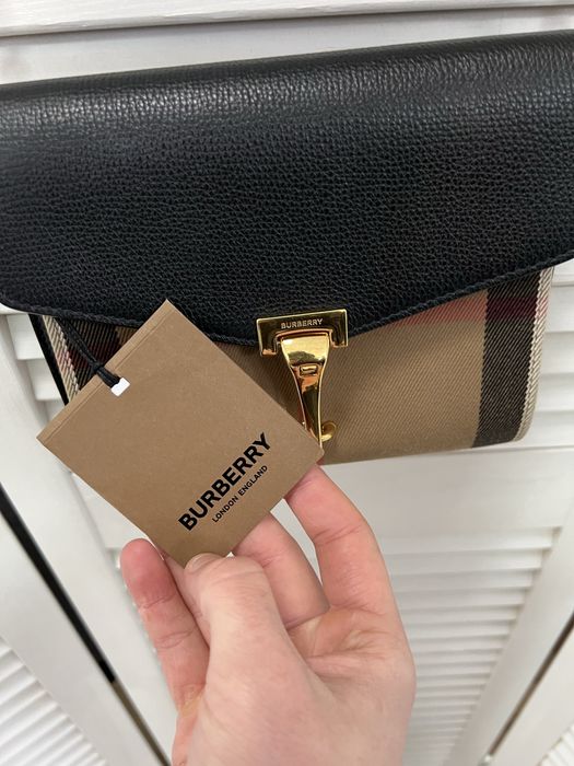 Сумка від бренду Burberry
