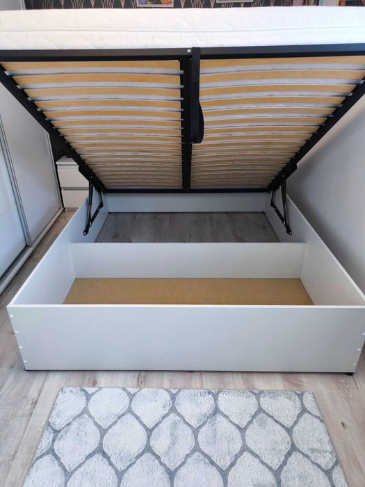 Łóżko z materacem