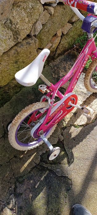 Duas bicicletas de criança
