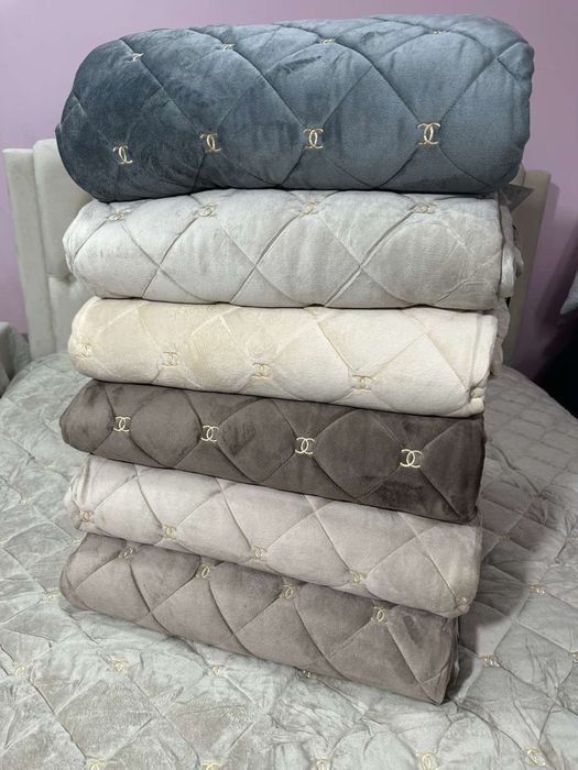 Брендове двостороннє велюрові котонові покривал з логотипом «Chanel»