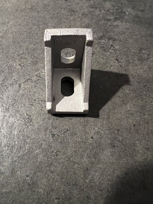 Zestaw 40 kątowników do profili aluminiowych 2020 ze śrubami